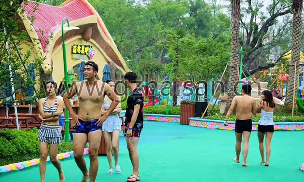 水上游乐设施纷繁多样，包括众多刺激、考验身体技巧的娱乐项目