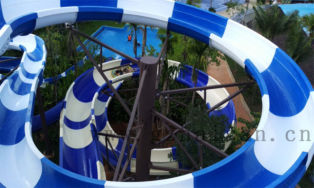 如何进行水上乐园设备的座椅和安全带检查?